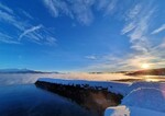 Frostrøyken ligger over havet