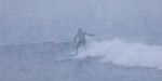 Surfer i snøvær - vår i nord