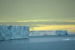 Blåsvellbreen i midnattsol.