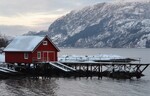 Naust i vinterlandskap 