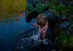 Friskt bad i isvann, Ida 2 år.