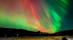 Nordlys i både nord og sør.
