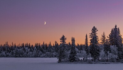 Solnedgang med måne