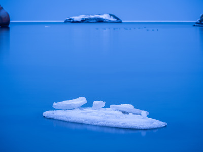 Stille vinterkveld ved kysten