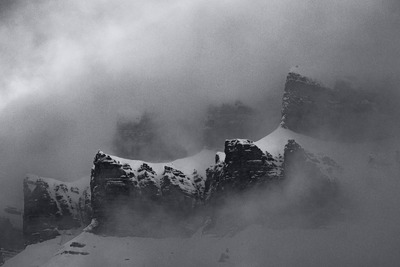 Mystiske fjell i tåken