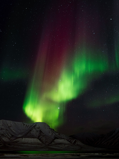 Nordlys eksplosjon over fjorden